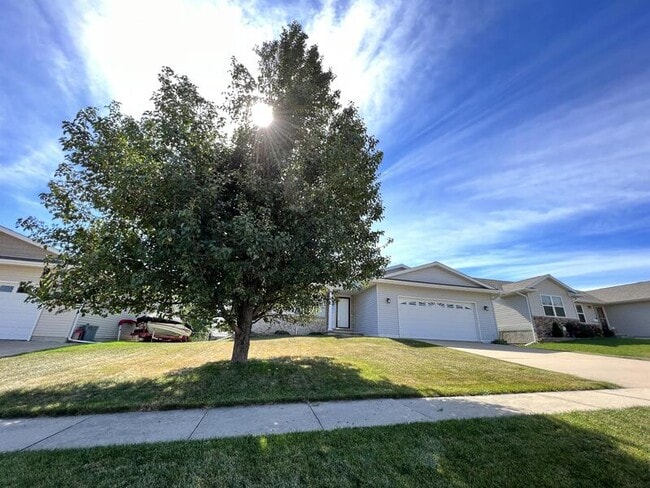 Building Photo - 2305 Eastlawn Dr