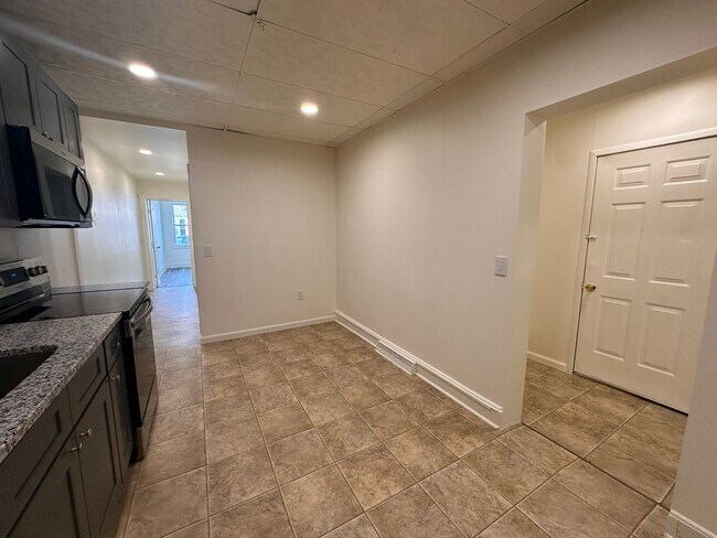 Building Photo - 324 N 11th St
