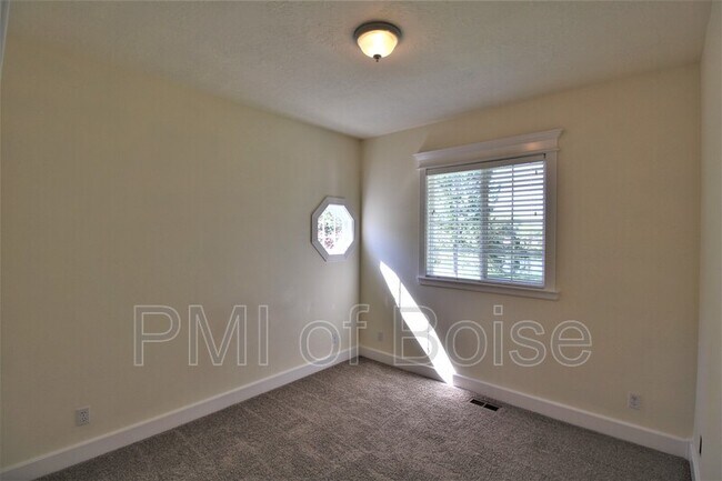 Building Photo - 85 S Linder Rd