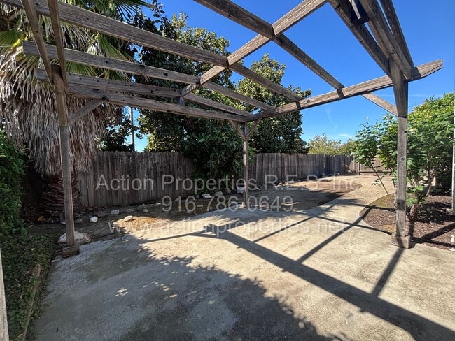 Building Photo - Charming 3 Bed, 2 Bath House - Close to Shopping, Schools, and Parks - New Paint - Updated Flooring!