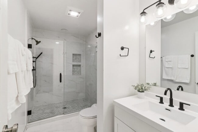 Building Photo - 3008 N Spaulding Ave