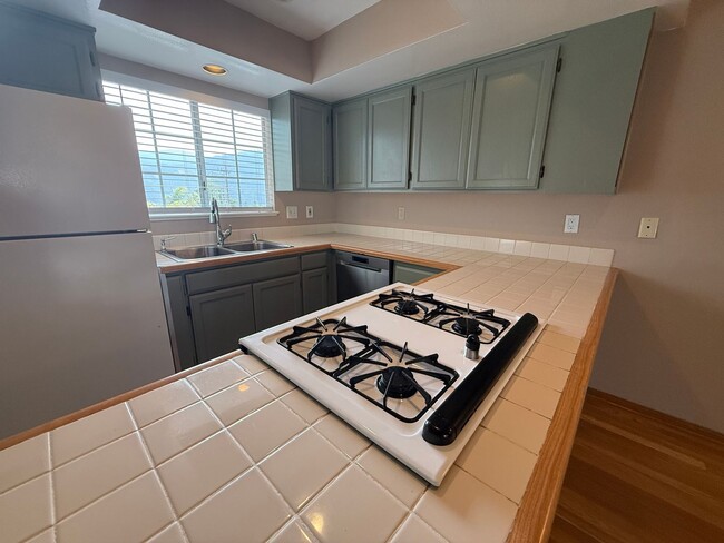 Building Photo - 2 bed / 2 bath two story in prime La Cresc...