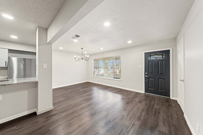 Building Photo - 4402 Seabreeze Dr