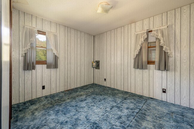 Building Photo - 28457 Splithand Rd