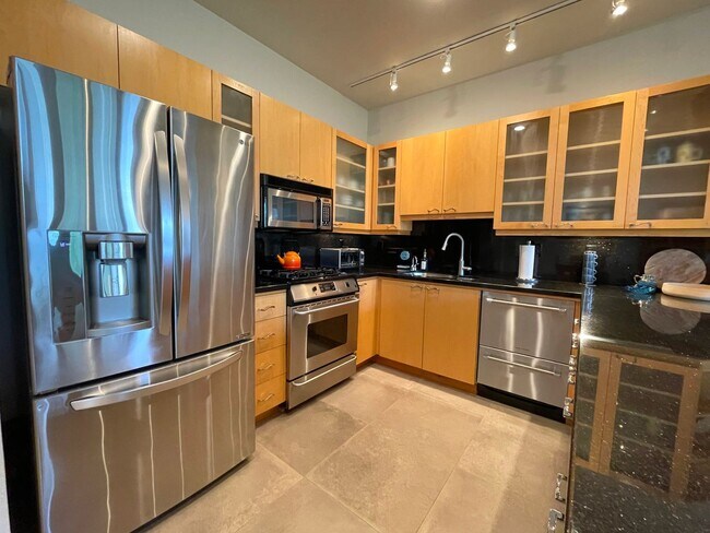 Building Photo - Gorgeous Furnished Pearl District Condo - ...
