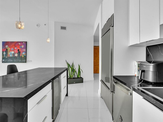 Building Photo - 2020 N Bayshore Dr