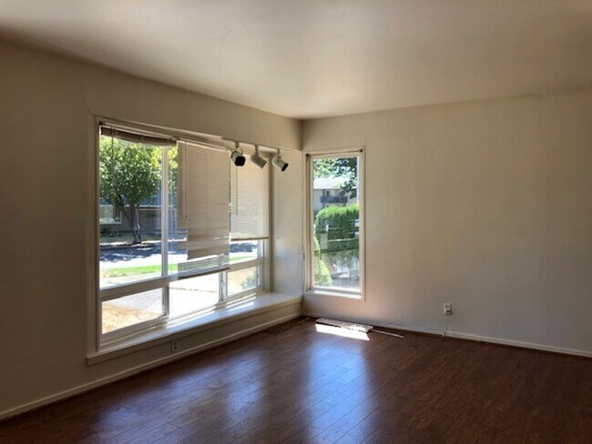 Building Photo - 4795 SW Maple Ave