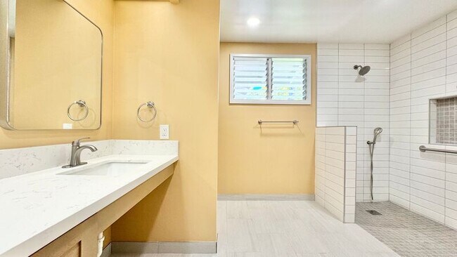 Building Photo - 615 N Kalaheo Ave