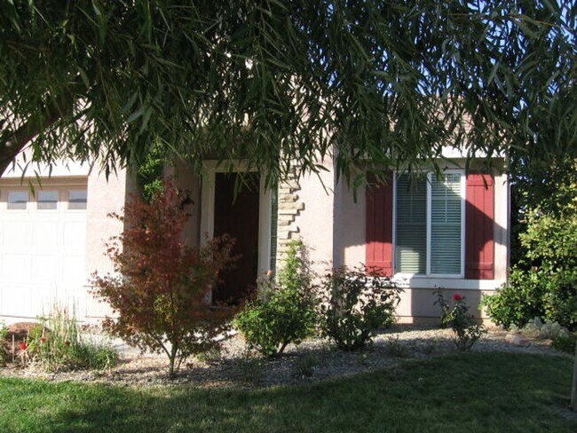 Building Photo - Lincoln 4 bedroom on quiet court.