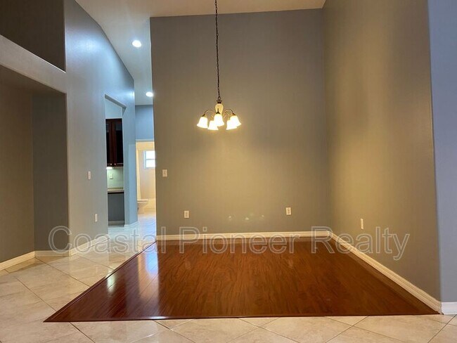 Building Photo - 10542 San Travaso Dr
