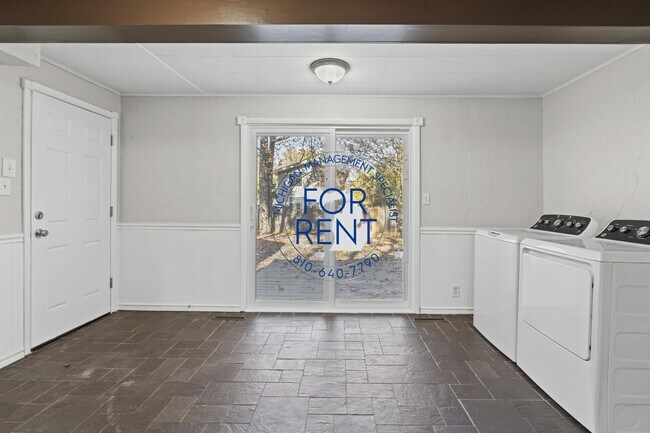 Building Photo - 2429 Lincoln Manor Dr