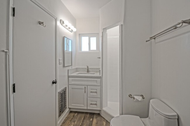 Building Photo - NEWLY REMODELED, SPLIT-LEVEL 3BR2BA DUPLEX...