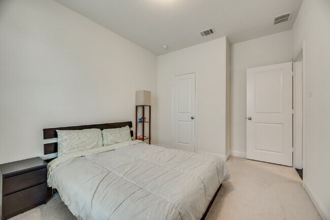 Building Photo - Charming 3-Bedroom Retreat with 2 Full Bat...