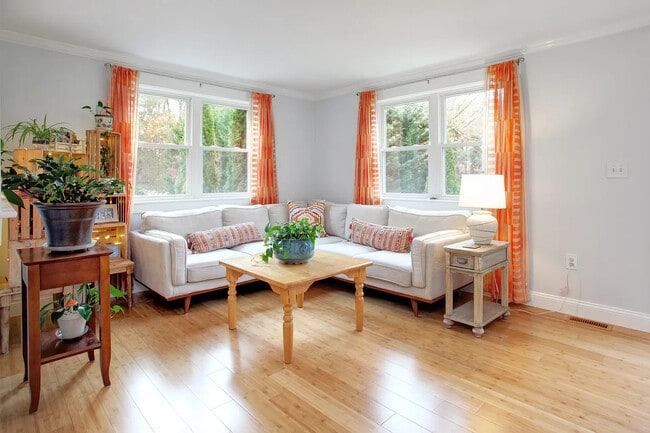 Building Photo - 46 Brush Hill Cir