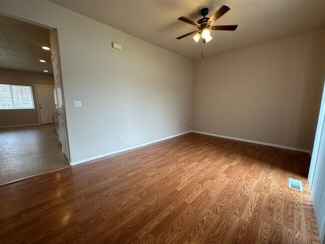 Building Photo - S0476