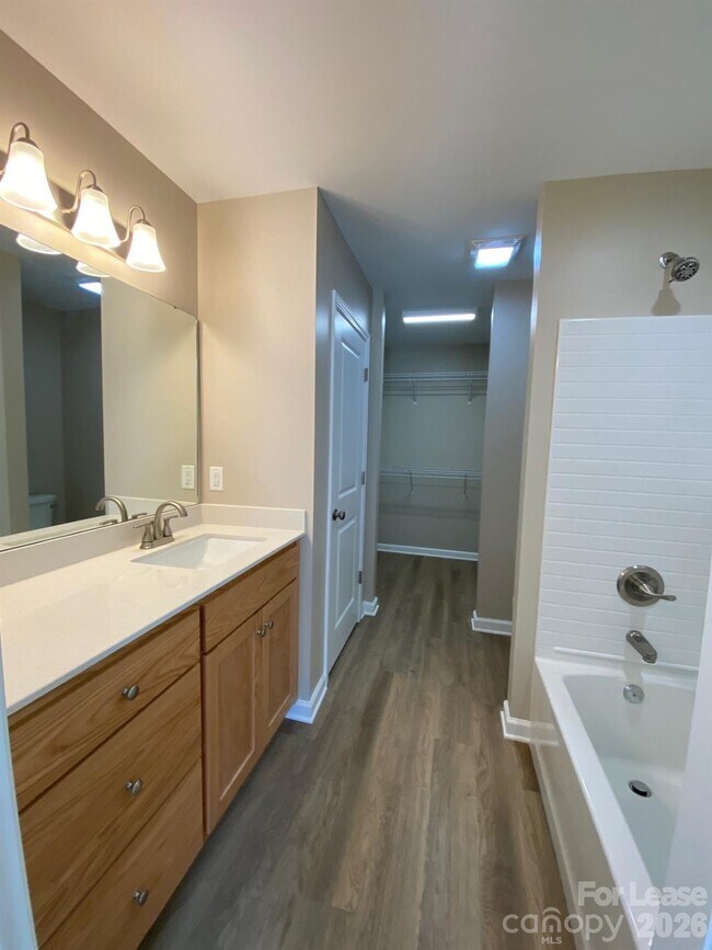 Building Photo - 1961 Glen Manor Ct