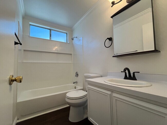 Building Photo - 4 Bedroom, 2 bath home for rent in Huntington Beach