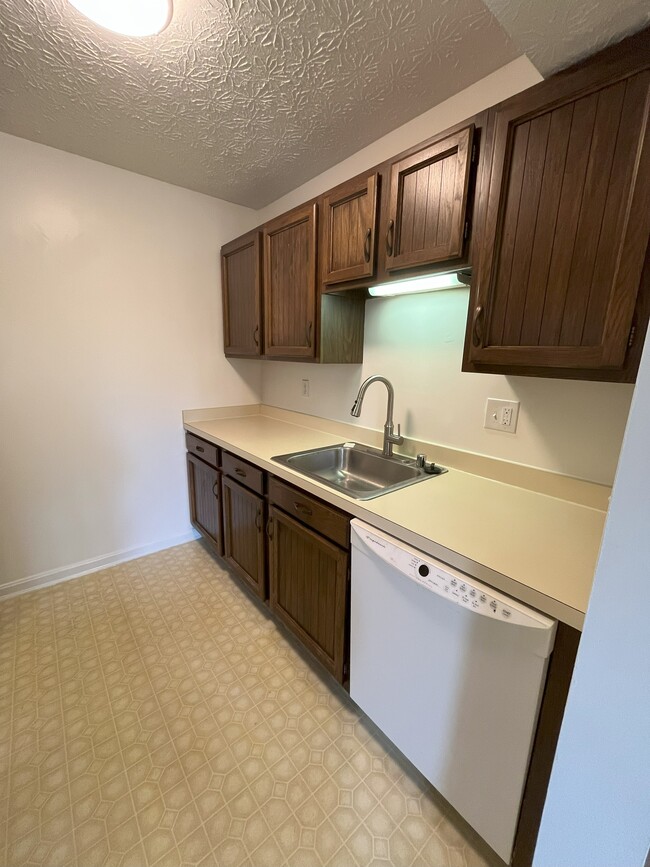 Building Photo - 44710 Beechwood Ct