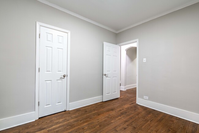 Building Photo - 7422 N Damen Ave