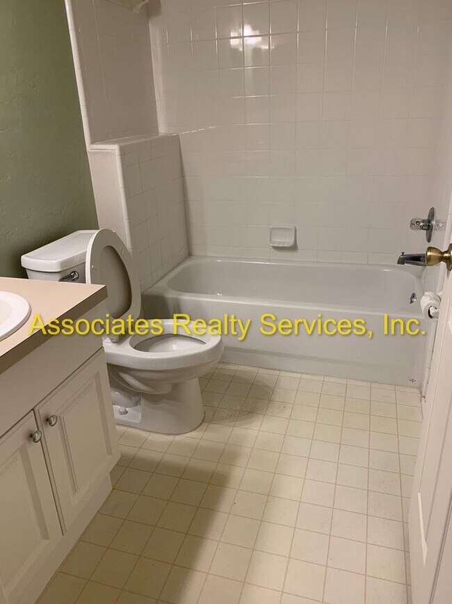 Building Photo - Cute home in Patio Homes of West end!