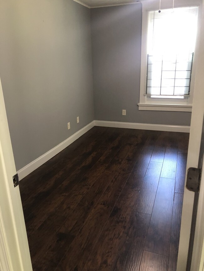Building Photo - Great Location ! Spacious Backyard!