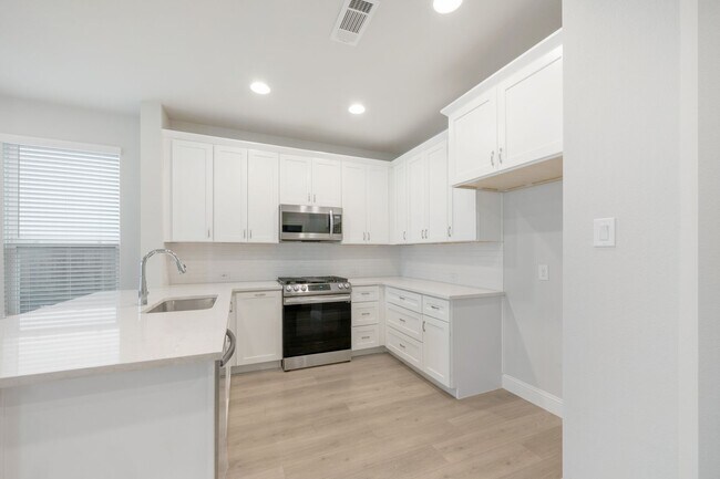 Building Photo - Modern 3 Bedroom, 2.5 Bath Townhome in a Gated Community for Lease!