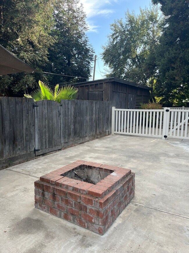 Building Photo - Charming 3-Bed, 2-Bath Home with Oversized...