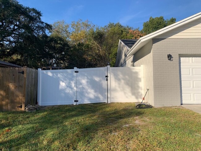 Building Photo - Beautiful 3 bedroom 2 bath Longwood Home