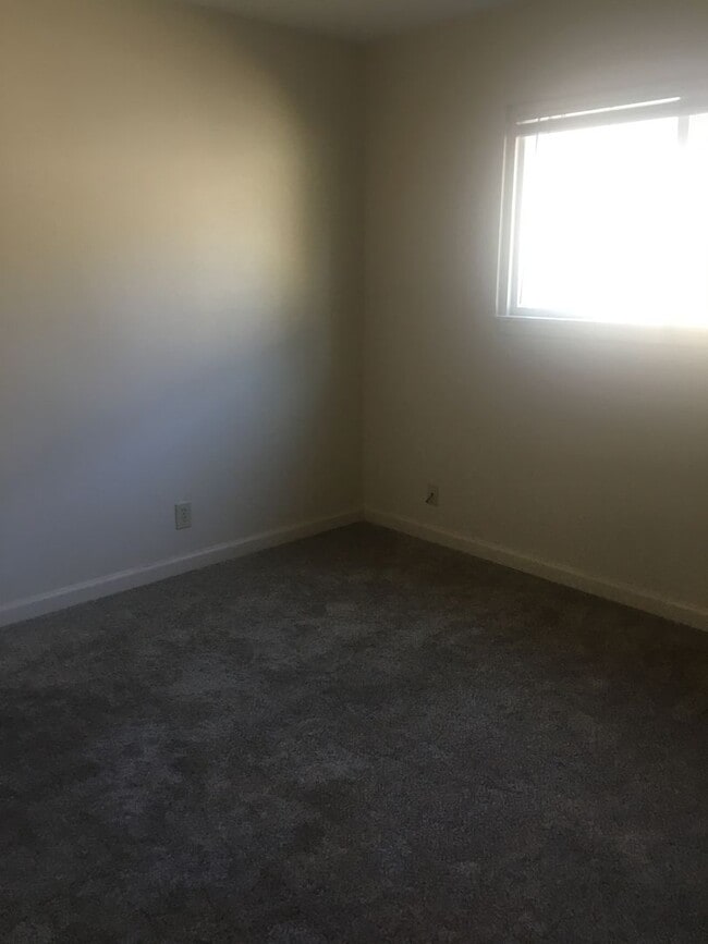 Building Photo - 2 bed, one bath Duplex Private courtyard, ...