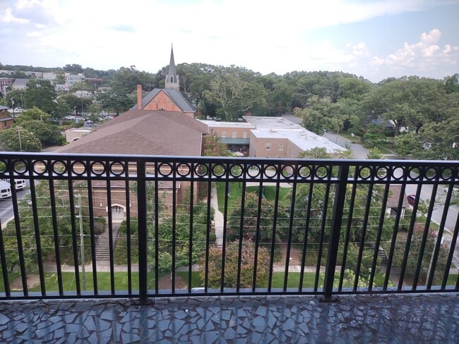 Building Photo - Marvellous Two Bedroom Condo With Perks!