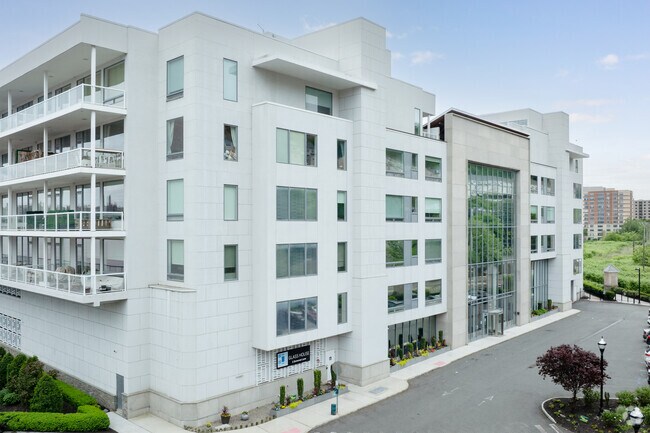 Building Photo - Glass House