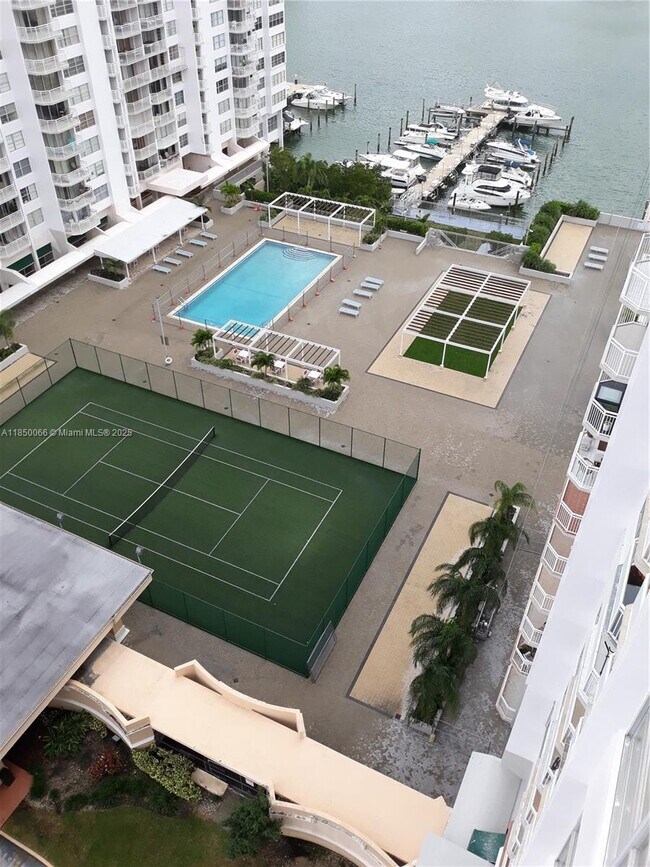 Primary Photo - 18031 Biscayne Blvd