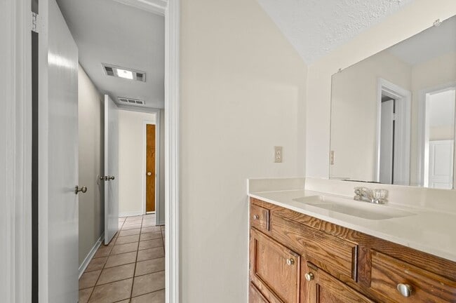 Building Photo - 2662 Brentwood Dr