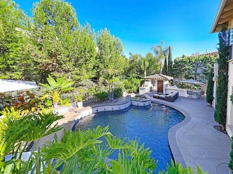 Building Photo - 2531 Costero Magestuoso