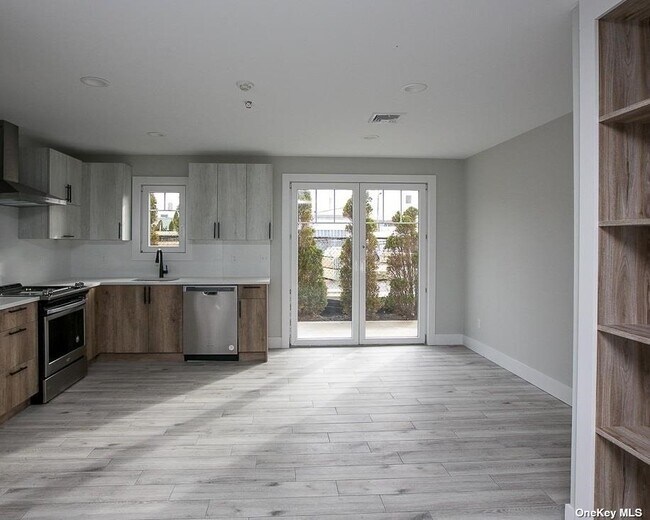 Building Photo - 170 W Montauk Hwy