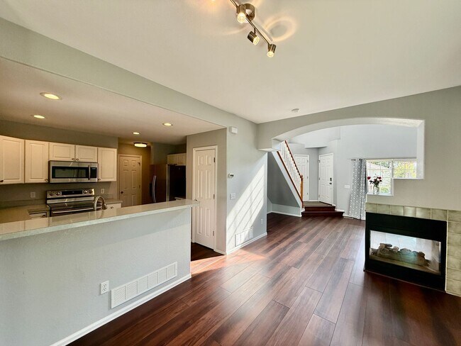 Building Photo - Beautiful 2 Bedroom Townhome- Minutes from...