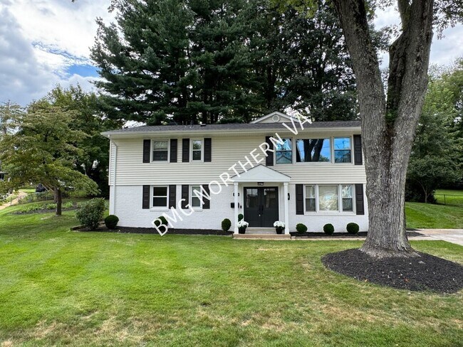 Building Photo - 1109 Hillcrest Dr SW