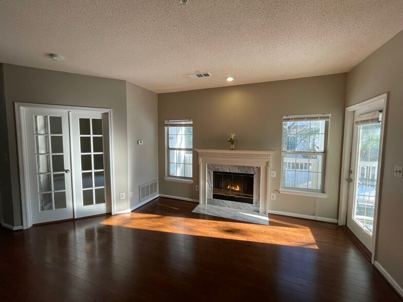 Building Photo - 1701 Lake Shore Crest Dr