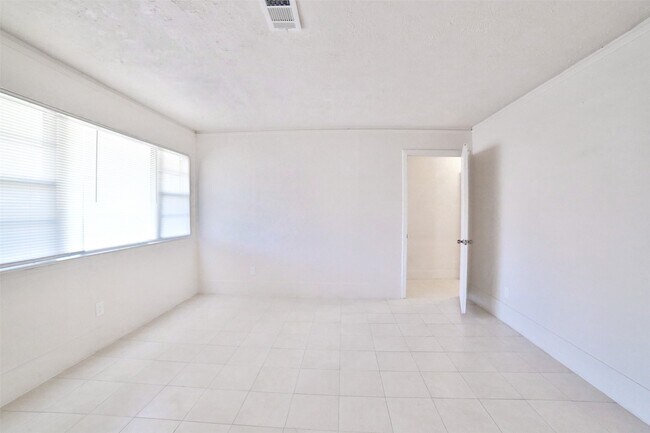 Building Photo - 222 Spell St