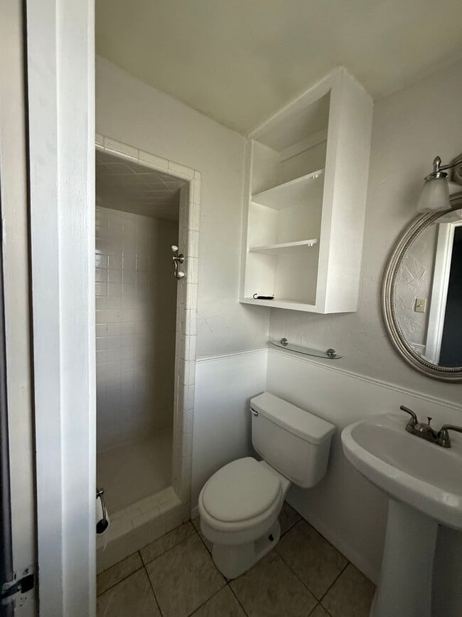 Building Photo - Available now - move-in special