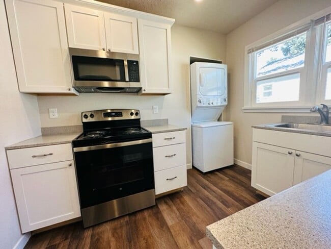 Building Photo - Adorable remodeled in 2023 2 bedroom 1 bathroom duplex available soon!