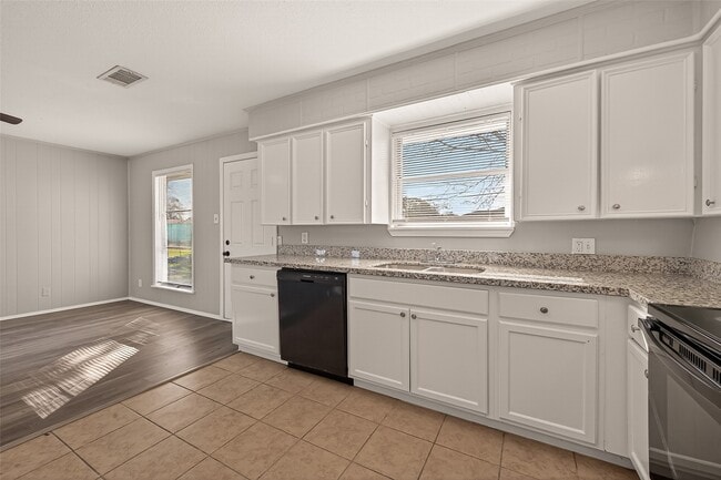 Building Photo - 3102 Hays St