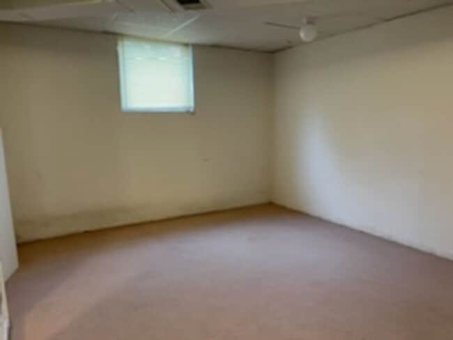 Building Photo - 2 bedroom 1 bath close to freeways and sho...