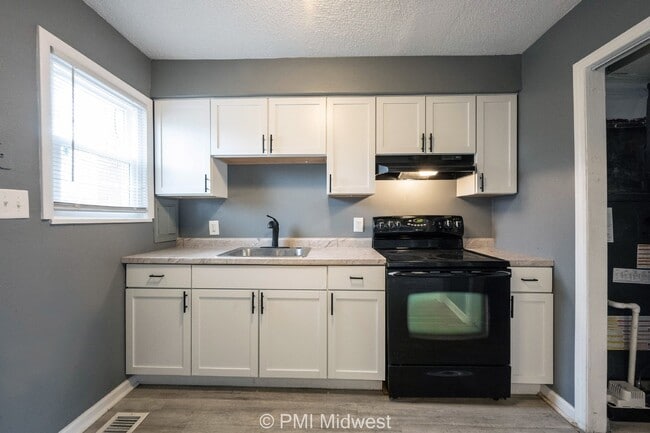 Building Photo - Cozy 2 Bedroom Apartment in Indianapolis w...