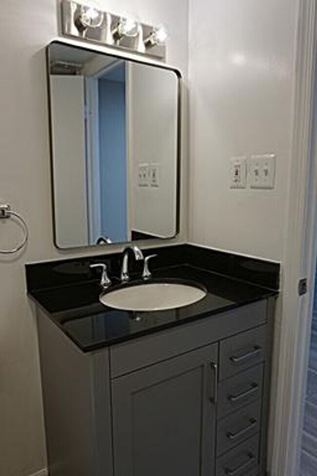 Building Photo - Beautifully Remodel Top-Level Condo!
