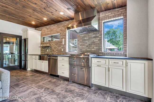 Building Photo - 620 Brookside Dr