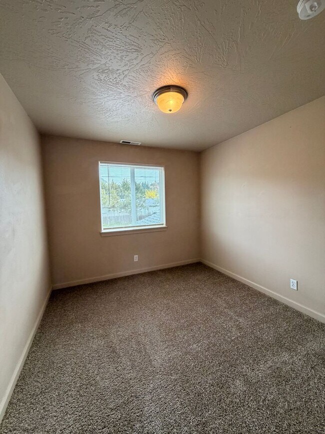 Building Photo - 3-Bedroom Duplex in Lowell