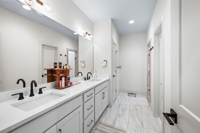 Building Photo - Stunning 3BE/3BA in one of Nashville's hot...
