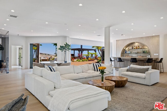 Building Photo - 5868 Zumirez Dr