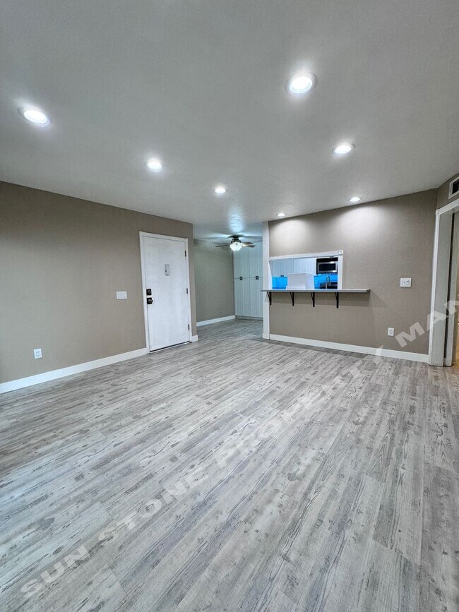 Building Photo - Highly Upgraded
